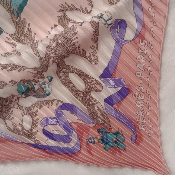 Hermes 'Noel au 24 Faubourg' Plisse Silk Christmas Scarf - Picture 5 of 9
